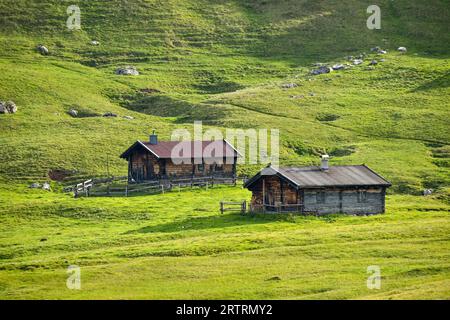 Almhütten auf dem Hochplateau der Reiteralm im Nationalpark Berchtesgaden an der Grenze zwischen Bayern und Österreich Stockfoto