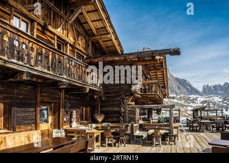Schneebedeckte Berge und Skihütten, Winter, Seceda, Gröden, Dolomiten, Südtirol, Italien Stockfoto