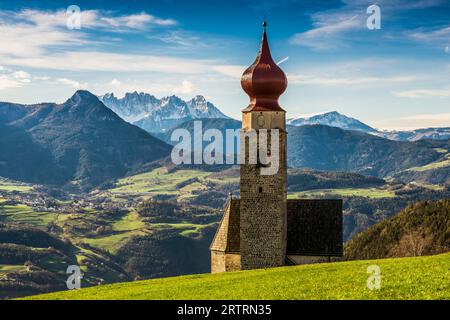 Schneebedeckte Berge und Kirche, St. Nikolaikirche, Frühling, Mittelberg am Ritten, bei Bozen, Dolomiten, Südtirol, Italien Stockfoto