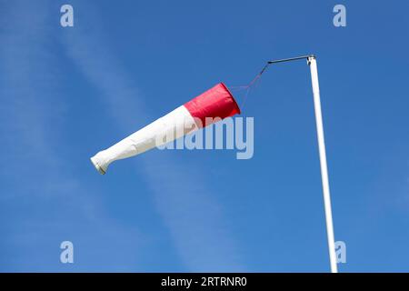 Weiß-rote Windsocke gegen blauen Himmel, Windfahne, Deutschland Stockfoto