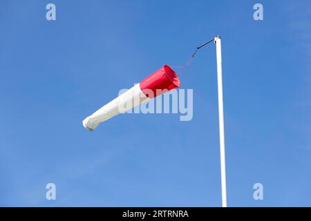 Weiß-rote Windsocke gegen blauen Himmel, Windfahne, Deutschland Stockfoto