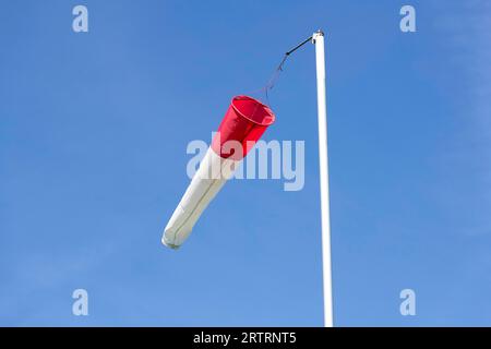 Weiß-rote Windsocke gegen blauen Himmel, Windfahne, Deutschland Stockfoto