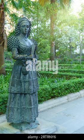 02 09 2023 ronda, malaga, spanien Bronzestatue einer goyesken Dame mit dem traditionellen Kostüm von ronda im Park der alameda Stockfoto