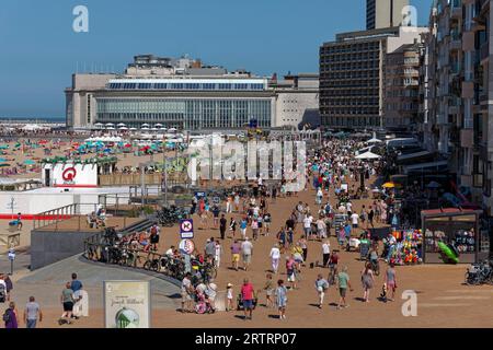 Albert I Promenade mit vielen Menschen im Sommer, Casino Oostende, Ostend, belgische Küste, Westflandern, Belgien Stockfoto