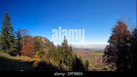 Blick von den Bergen auf die herbstlichen Pfronten in Allgaeu, Bayern, Deutschland. Blick von den Bergen auf die herbstliche Landschaft in Pfronten in Stockfoto