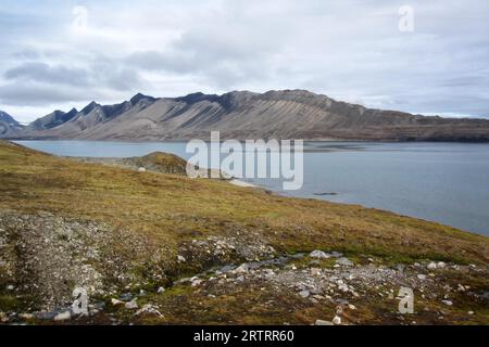 Segelschiff im Isfjord vor Spitzbergen, Trygghamna Stockfoto