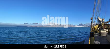 Segelschiff in Kongsfjorden, Spitzbergen Küste Stockfoto