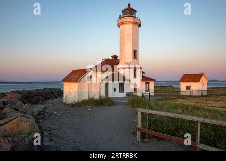 WA23634-00...WASHINGTON - der verlassene Point Wilson Leuchtturm bei Sonnenuntergang im Fort Worden State Park. Stockfoto