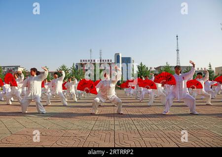 Luannan County - 19. Mai 2018: Chinesisches Taijiquan auf dem Platz, Luannan County, Provinz Hebei, China Stockfoto