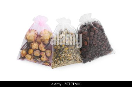 Duftende Beutel mit getrockneten Rosen, Kamillenblüten und Kaffeebohnen isoliert auf weiß, Draufsicht Stockfoto