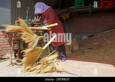 Luannan County - 23. Mai 2018: Arbeiter stellen Besen her, Luannan County, Provinz Hebei, China Stockfoto