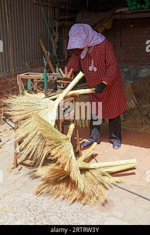 Luannan County - 23. Mai 2018: Arbeiter stellen Besen her, Luannan County, Provinz Hebei, China Stockfoto