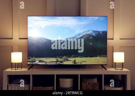 Fantastische Bergwelt auf dem Fernseher im Zimmer Stockfoto