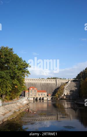 Damm in Pilchowice am Fluss Bobr in Polen Stockfoto
