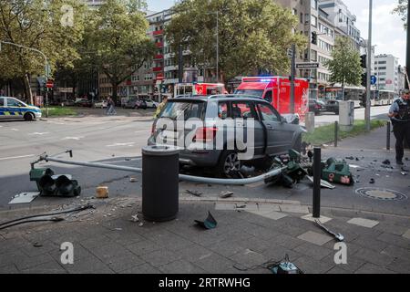 Düsseldorf, Deutschland - 14. September 2023: Auto auf die Ampel, Unfall auf der Straße in Deutschland. Stockfoto