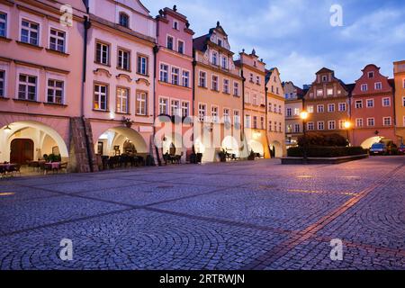 Stadt Jelenia Gora in Polen, Altstadtmarkt mit Giebelhäusern mit Laubengängen am Abend, Woiwodschaft Niederschlesien Stockfoto