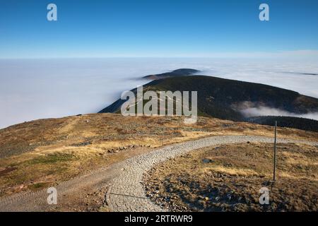 Gepflasterten Weg in Riesengebirge Landschaft, Sudeten (Sudeten), Polen Stockfoto