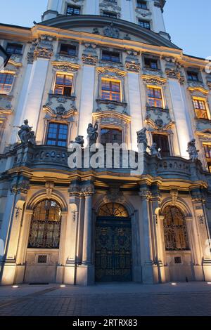 Abend an der Universität Breslau (UWR) (Polnisch: Uniwersytet Wroclawski) in Polen, barocke Fassade, Wahrzeichen der Stadt aus dem 17. Jahrhundert Stockfoto