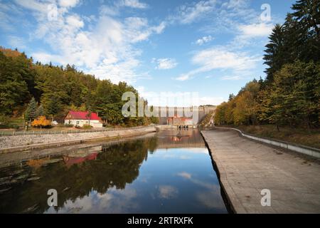 Pilchowice Damm und Kanal in Niederschlesien, Polen Stockfoto