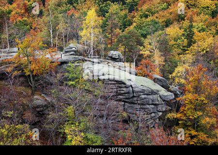 Felsen des Berges Chojnik im Herbst, Riesengebirge Nationalpark (Polnisch: Karkonoski Park Narodowy), Polen Stockfoto