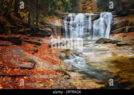 Mumlavsky Vodopad (Mumlavsky Vodopad) bei Harrachov in der Herbstlandschaft des Krkonose-Gebirges, Tschechische Republik Stockfoto