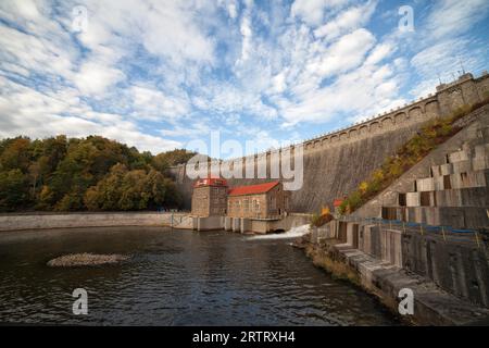 Damm in Pilchowice am Fluss Bobr in Polen Stockfoto