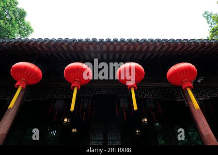 Shanghai, China - 31. Mai 2018: Chinesische traditionelle rote Laternen unter den Traufen klassischer Häuser in Yu Garden, Shanghai, China Stockfoto