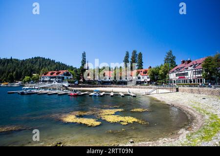 Lake Arrowhead mit Boote vertäut an einem heißen Sommertag in der Nähe von Los Angeles, Kalifornien, USA Stockfoto