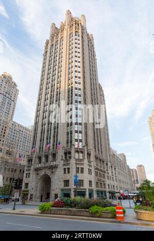 Chicago, USA, 14. August 2015: Chicagos berühmter Tribune Tower auf der Michigan Ave an einem heißen Sommertag Stockfoto