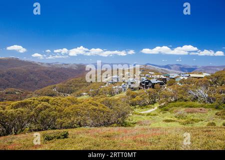 Der Blick in Richtung Mt Buller Dorf an einem Sommertag in Victoria, Australien Stockfoto