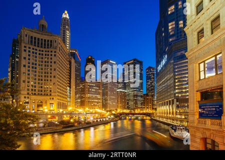 Chicago, USA, 13. August 2015: Nächtlicher Blick auf den Chicago River und die umliegenden Gebäude vom Wrigley Building und der N Michigan Avenue Stockfoto