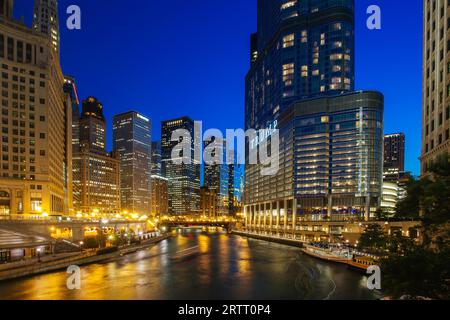 Chicago, USA, 13. August 2015: Nächtlicher Blick auf den Chicago River und die umliegenden Gebäude vom Wrigley Building und der N Michigan Avenue Stockfoto