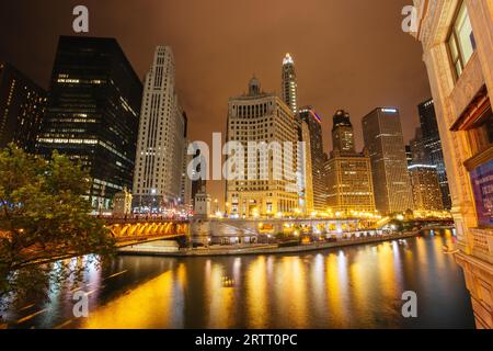 Chicago, USA, 10. August 2015: Nächtlicher Blick auf den Chicago River und die umliegenden Gebäude vom Wrigley Building und der N Michigan Avenue Stockfoto