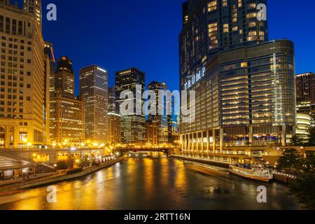 Chicago, USA, 13. August 2015: Nächtlicher Blick auf den Chicago River und die umliegenden Gebäude vom Wrigley Building und der N Michigan Avenue Stockfoto