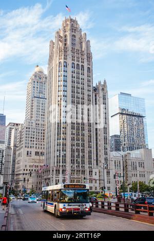 Chicago, USA, 14. August 2015: Chicagos berühmter Tribune Tower auf der Michigan Ave an einem heißen Sommertag Stockfoto