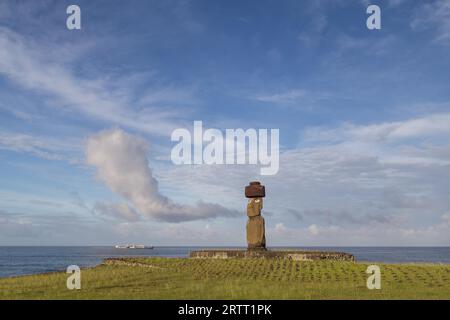 Foto des Moais in Ahu Tahai auf der Osterinsel in Chile im Morgenlicht Stockfoto