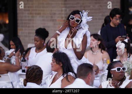 14. September 2023, New York, New York: (NEW) Diner en Blanc NYC 2023. 14. September 2023, Manhattan, New York, USA:''New Yorks Meatpacking District verwandelte sich in ein Meer von Ã¢â‚¬''¹elegance''¹Ã¢â‚¬, als Diner en Blanc NYC für seine jährliche Soiree zurückkehrte. Hunderte von Teilnehmern versammelten sich unter freiem Himmel in makelloser weißer Kleidung für das exklusivste Dinner im Freien der Stadt. Mit Weingläsern in den Händen durften die Teilnehmer ihren dritten Gang genießen und kreierten ein atemberaubendes Spektakel vor der Kulisse der ikonischen Skyline Manhattans. (Bild: © Jorge Estrellado/TheNEWS2 über ZUMA Pres Stockfoto