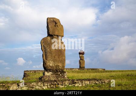 Zwei Moai-Statuen in Ahu Tahai auf der Osterinsel in Chile Stockfoto