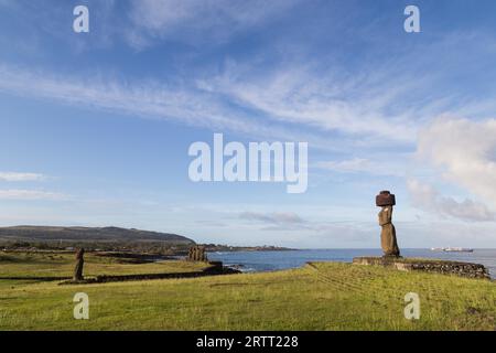 Foto des Moais in Ahu Tahai auf der Osterinsel in Chile im Morgenlicht Stockfoto