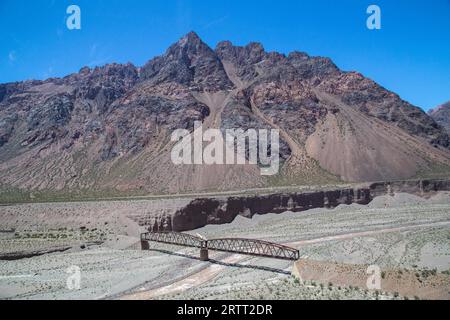 Landschaft entlang der Nationalstraße 7 durch die Anden in Argentinien nahe der Grenze zu Chile Stockfoto