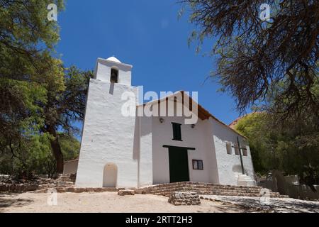 Purmamarca, Argentinien, 8. November 2015: Kleine Kirche am hauptplatz des Dorfes Stockfoto