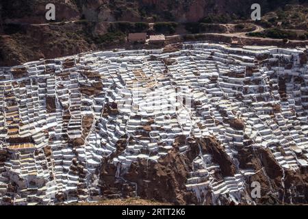 Maras, Peru, 11. Oktober 2015: Salzverdampfungspeiche in den Salzminen von Maras, Südamerika Stockfoto
