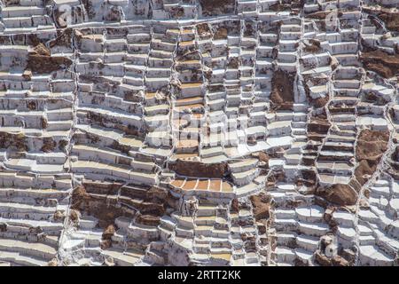 Maras, Peru, 11. Oktober 2015: Salzverdampfungspeiche in den Salzminen von Maras Stockfoto