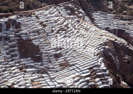 Maras, Peru, 11. Oktober 2015: Salzverdampfungspeiche in den Salzminen von Maras Stockfoto