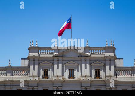 Santiago de Chile, Chile, 26. November 2015: Chilenische Nationalflagge auf dem Palacio de la Moneda, dem Sitz des Präsidenten Stockfoto