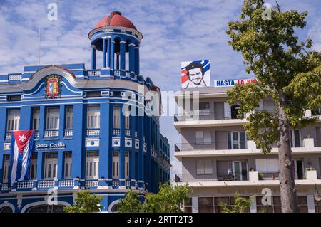 Camaguey, Kuba am 3. Januar 2016: Gebäude in Camaguey, Kuba mit Che Guavera Poster und kubanischer Flagge symbolisiert die kubanische revolution Stockfoto