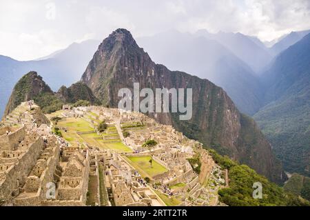 Machu Picchu: Dunkle Wolken kündigen den kommenden Regen in Peru#39 an, der berüchtigten Inka-Stadt Stockfoto