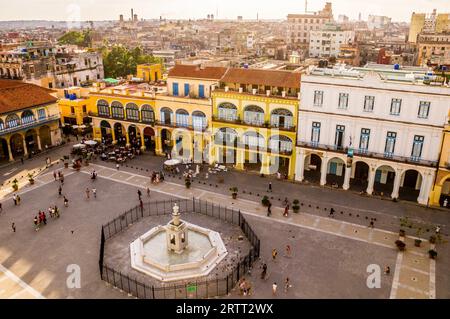 Blick auf die Plaza Vieja in Havanna, Kuba von oben mit bunten Kolonialgebäuden Stockfoto