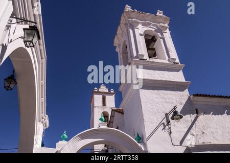 Sucre, Bolivien im September 2015: Die wunderschönen weißen historischen Kirchen und Häuser der Hauptstadt Bolivias sind beliebte Touristenattraktionen und Stockfoto