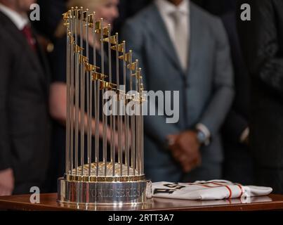 WASHINGTON, D.C. – 7. August 2023: Die Commissioner’s Trophy wird während einer Zeremonie zu Ehren der Houston Astros 2022 im Weißen Haus gesehen. Stockfoto